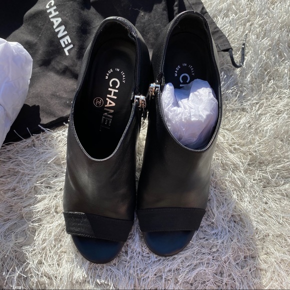 CHANEL OPEN TOE HEELS WITH PEARLS - Picture 4 of 12